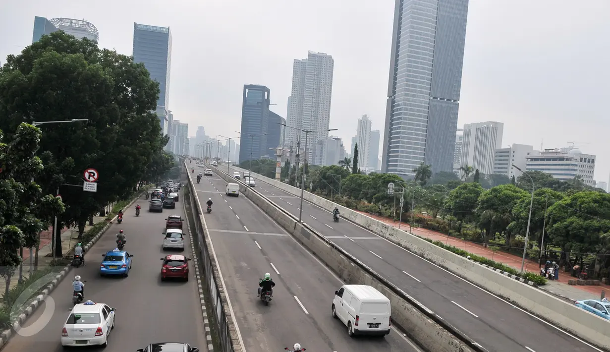 Pengendara motor melintas di JLNT Tanah Abang-Kampung Melayu di Jalan Casablanca, Jakarta, Kamis (23/4).  Kepolisian telah mengingatkan pengendara untuk tidak memaksakan menggunakan jalur berbahaya seperti jalan layang. (Liputan6.com/Yoppy Renato)