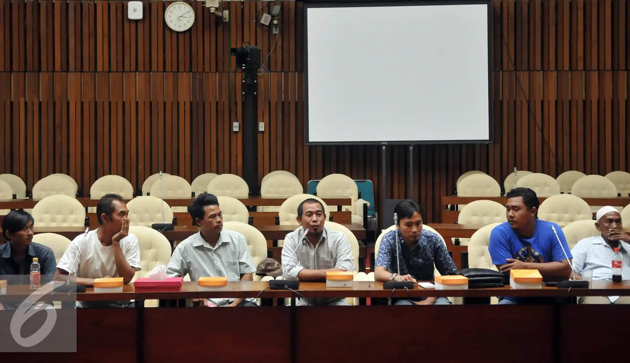 Serikat Nelayan Lontar Banten saat melakukan Pertemuan dengan Wakil Ketua Komisi IV dengan di Jakarta, Kamis (28/4). Mereka melaporkan bahwa masih berlangsung aktifitas pengerukan pasir laut di Serang, Banten (Liputan6.com/Johan Tallo)