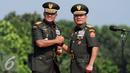 Jenderal TNI Gatot Nurmantyo(kiri) bersalam komando dengan Jenderal TNI Moeldoko usai Serah Terima Jabatan Panglima TNI di Mabes TNI Jakarta, (14/7/2015). Gatot resmi dilantik sebagai Panglima TNI pada 8 Juni lalu. (Liputan6.com/Helmi Fithriansyah)