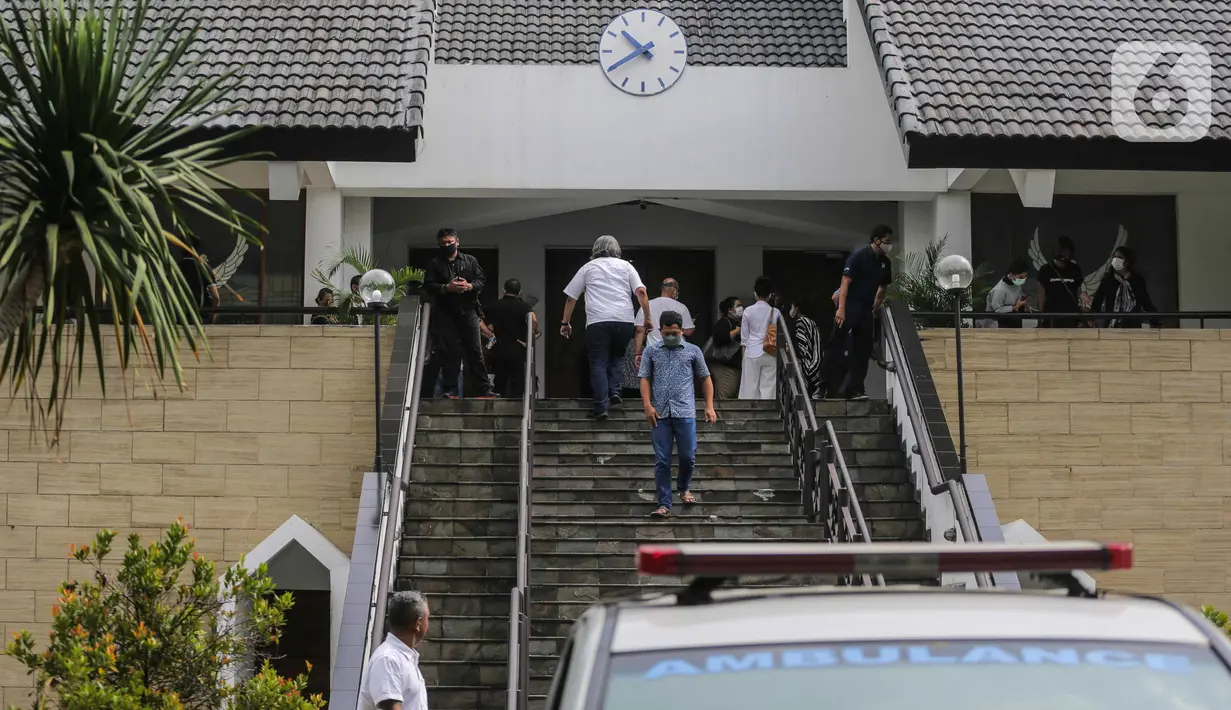 Suasana pelayat pelepasan jenazah Glenn Fredly di Gereja Sumber Kasih, Lebak Bulus, Jakarta, Kamis (9/4/2020). Glenn Fredly meninggal pada usia 44 tahun dan meninggalkan seorang anak berusia dua bulan. (Liputan6.com/Faizal Fanani)