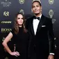 Virgil van Dijk dan sang istri, Rike Nooitgedagt, dalam acara Ballon d'Or 2019 di Chatelet Theatre di Paris, Selasa dini hari WIB (3/12/2019). (AFP/Anne-Christine Poujoulat)