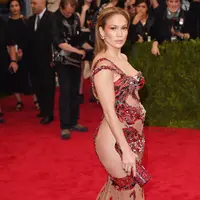 Jennifer Lopez pun nampak anggun dalam balutan gaun transparan merah di Met Gala 2015. (REX/Shutterstiock/HollywoodLife)
