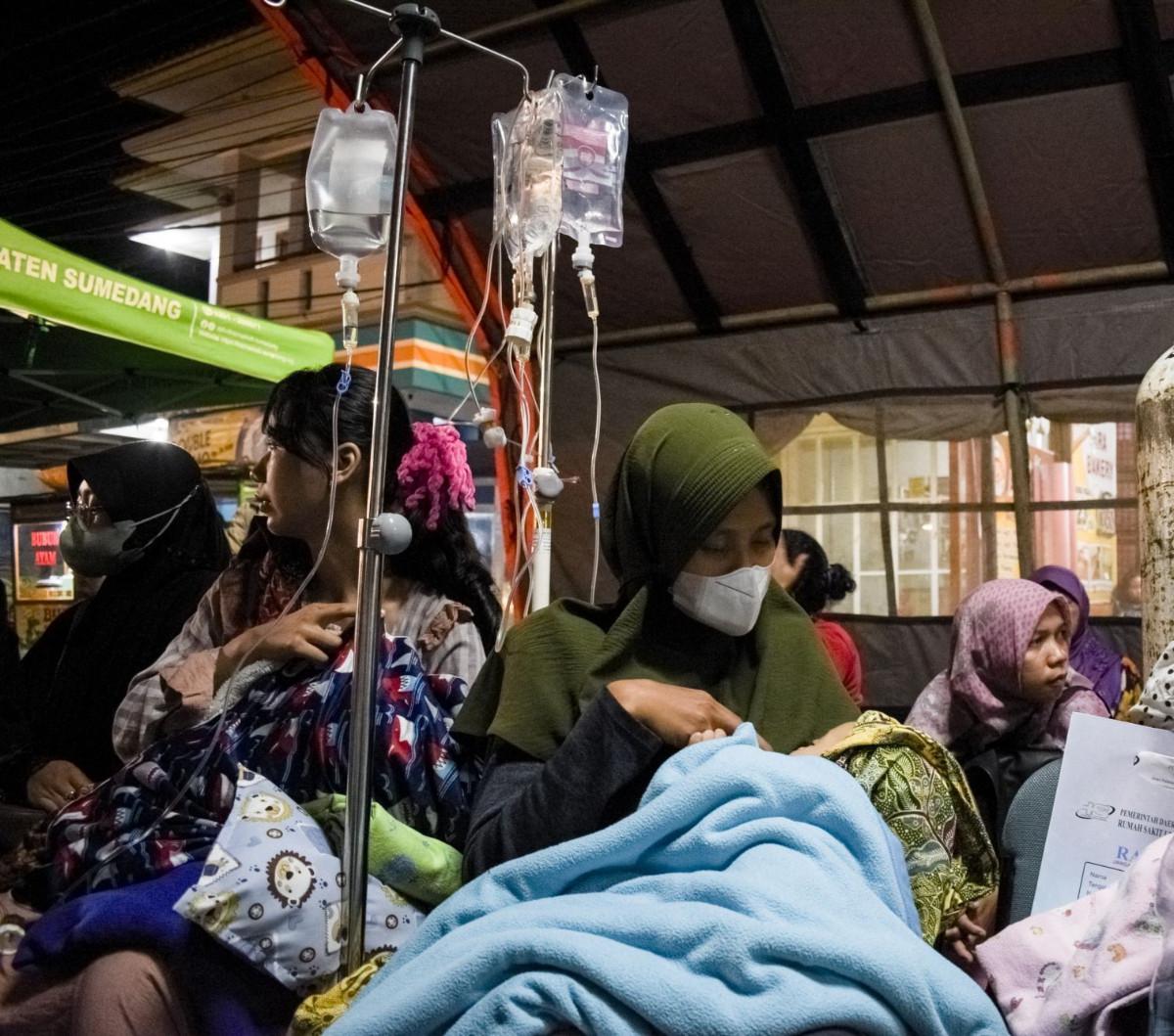 Kondisi pasien saat dievakuasi ke tenda darurat yang didirikan di luar RSUD Sumedang.<br><br>Gempa yang terjadi di Sumedang, Jawa Barat telah merusak atap dan dinding rumah sakit umum daerah Sumedang.