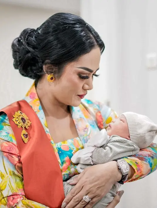 <p>"Kelahiran adalah keajaiban Selamat untuk mama &amp; papanya @aurelie.hermansyah @attahalilintar Beserta keluarga besar Foto @hallochi_," tutup penyanyi kelahiran Batu 48 tahun silam ini. [Instagram/krisdayantilemos]</p>