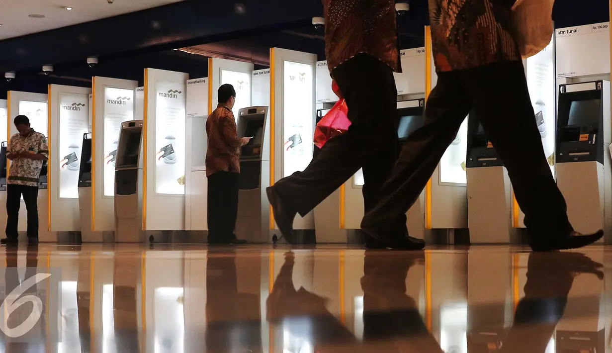 Nasabah melakukan transaksi pengambilan uang rupiah melalui ATM di Jakarta, Senin (15/2/2016). BPS mencatat, nilai tukar Rupiah melemah terhadap tiga mata uang dunia, yaitu Dolar AS, Yen Jepang dan Euro. (Liputan6.com/Angga Yuniar) 
