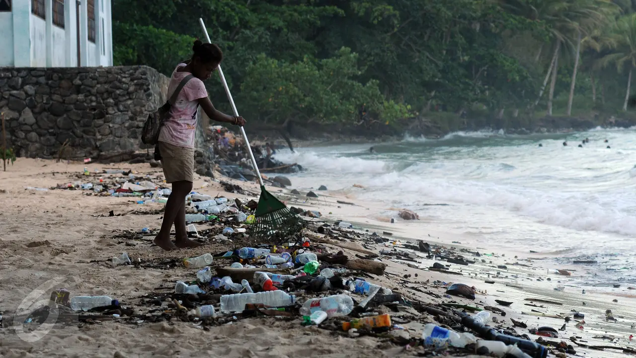 Sisa Botol Minuman Kotori Pantai Pasir Putih Manokwari