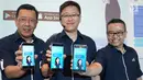 CEO Asuransi Astra Rudy Chen (tengah) dan jajaran Direksi menunjukkan aplikasi Garxia di Jakarta, Rabu (12/9). Garxia merupakan virtual assistant yang membantu proses pembelian asuransi mobil Garda Oto melalui chat. (Liputan6.com/HO/Eko)