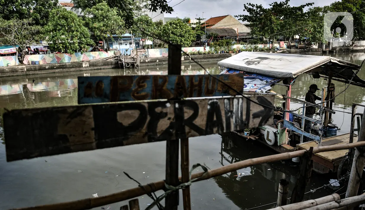 Perahu eretan bersiap menyeberangkan warga di Kali Sunter, Rawa Badak, Jakarta, Rabu (20/1/2021). Jasa perahu eretan di Rawa Badak mulai beroperasi sejak subuh hingga sore hari. (merdeka.com/Iqbal S. Nugroho)