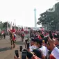 Rangkaian upacara peringatan detik-detik proklamasi kemerdekaan RI di Halaman Istana Merdeka dimulai dengan Kirab Bendera Pusaka dan Teks Proklamasi dari Silang Monas Jalan Medan Merdeka Barat menuju Istana Merdeka. (Liputan6.com/Angga Yuniar)