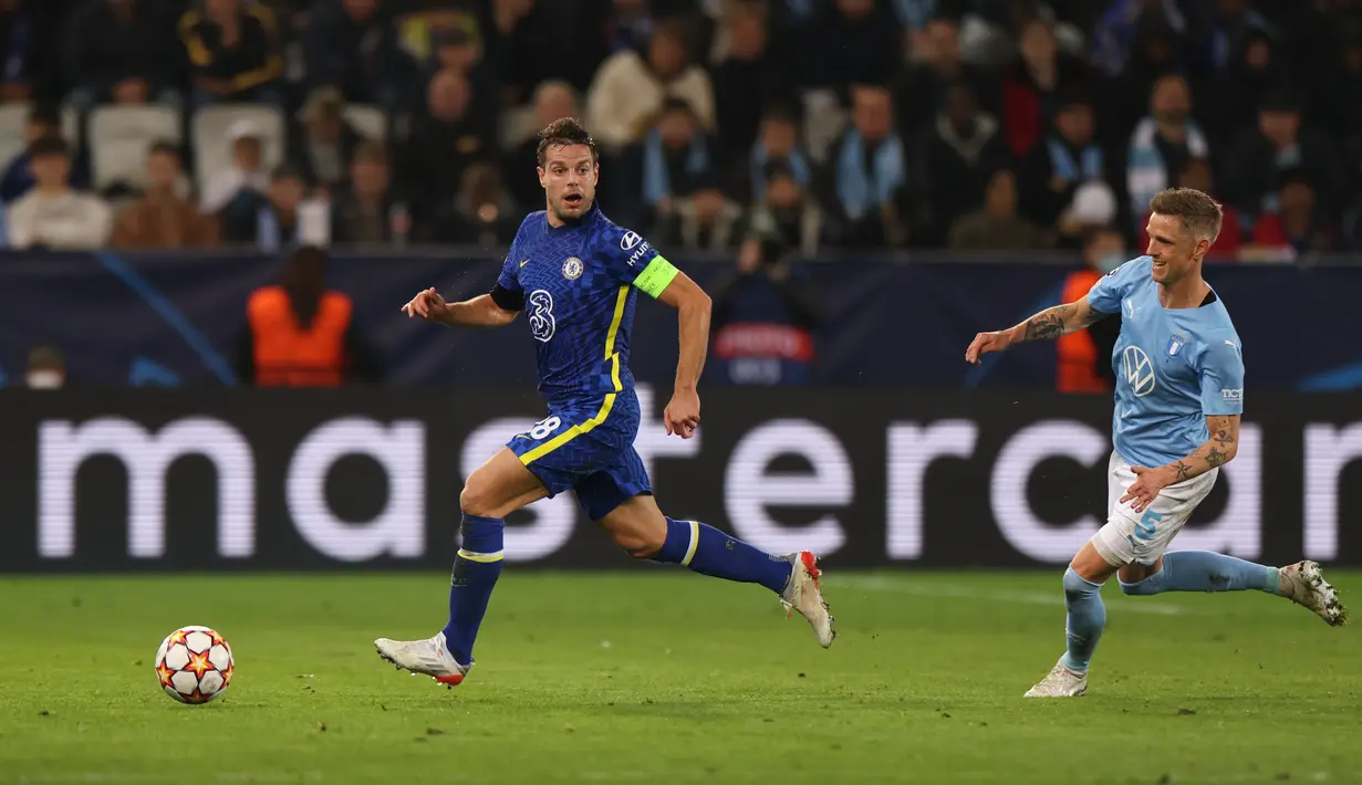 Bek Chelsea, César Azpilicueta berebut bola gelandang Malmo, Soren Rieks pada matchday keempat Grup H Liga Champions di Eleda Stadion, Rabu (3/11/2021) dini hari WIB. Hakim Ziyech membawa Chelsea menang dengan skor tipis 1-0 atas Malmo. (Andreas Hillergren/TT News Agency via AP)