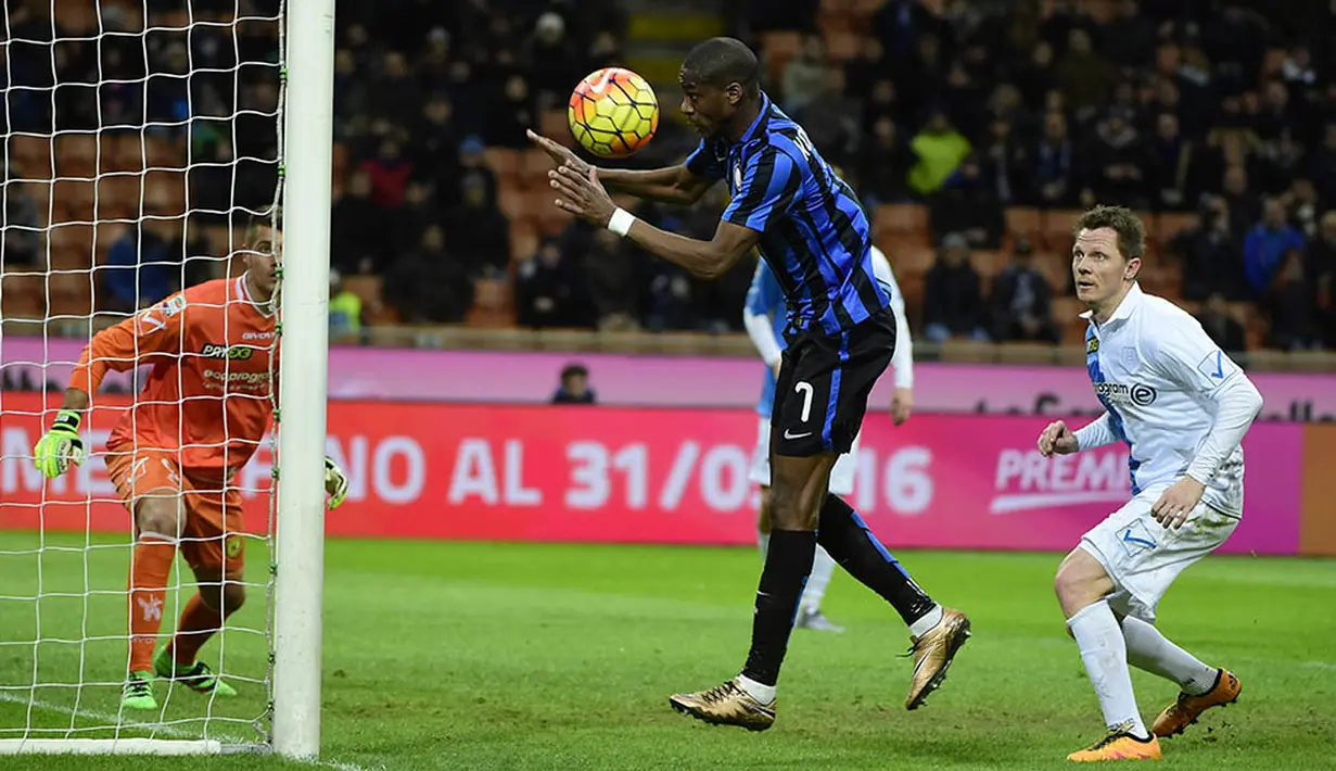 Gelandang Inter Milan, Geoffrey Kondogbia, berusaha membobol gawang Chievo. La Beneamata kini berbeda sembilan poin dengan Napoli, sang pemuncak klasemen. (AFP/Olivier Morin)