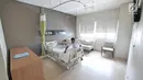Perawat sedang merapikan kamar kelas 1A di RS EMC Sentul, Jawa Barat, Sabtu (21/4). RS EMC memiliki alat pemeriksaan diagnaostic yang canggih dan kamar kualitas yang terbaik. (Liputan6.com/Herman Zakharia)