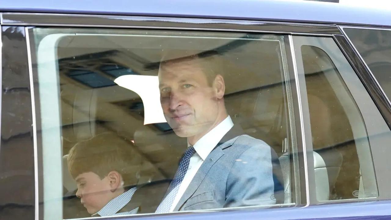 Pangeran Louis duduk di samping ayahnya, Pangeran William, dalam perjalanan menuju acara gladi resik penobatan Raja Charles III di Westminster Abbey, Rabu (3/5/2023). (Dok: AP News)
