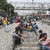 Para pengunjuk rasa duduk di rel kereta api di stasiun kereta api Secundrabad di Hyderabad, India, Jumat (17/6/2022). Unjuk rasa hari kedua berturut-turut pada hari Jumat menentang skema rekrutmen pemerintah jangka pendek yang baru untuk militer. (AP Photo/Mahesh Kumar A)