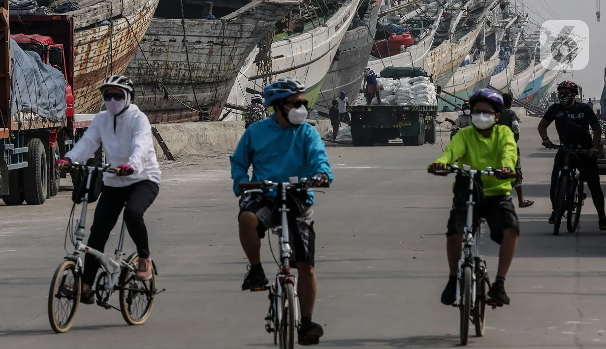 Warga bersepeda di kawasan Pelabuhan Sunda Kelapa, Jakarta, Minggu (23/5/2021). Menteri BUMN Erick Thohir berencana mempercantik kawasan Pelabuhan Sunda Kelapa untuk dijadikan destinasi wisata tempat kapal pesiar bersandar dengan tetap mempertahankan nilai sejarah. (Liputan6.com/JohanTallo)