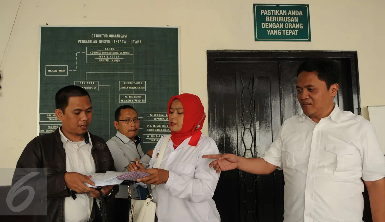 ACTA usai mendaftarkan gugatan class action terhadap Basuki Tjahaja Purnama (Ahok) di PN Jakarta Utara, Kamis (8/12). ACTA menggugat secara perdata kasus dugaan penistaan agama oleh Ahok dengan nilai gugatan Rp470 miliar. (Liputan6.com/Helmi Afandi)