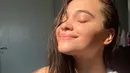 Meski di depan layar kaca televisi ia selalu tampil cetar dengan riasan tebal, di keseharian Aurora Ribero tampak menawan tanpa makeup. Wajahnya yang cantik natural terlihat glowing saa tanpa makeup. (Liputan6.com/IG/@auroraribero)