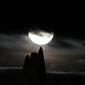 Bulan purnama yang dikenal sebagai Harvest moon muncul di atas Whitby Abbey, di Whitby, Inggris, Senin (20/9/2021). Ahli bulan NASA, Gordon Johnston, menerangkan harvest moon adalah bulan purnama yang paling dekat dengan titik balik musim gugur. (AP Photo/Alastair Grant)