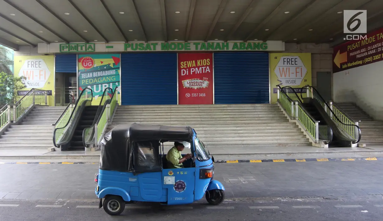Bajaj melintas di depan Gedung Blok B Pasar Tanah Abang, Jakarta, Minggu (17/6). Dalam rangka menyambut Hari Raya Idul Fitri 1439 H, Pasar Tanah Abang tutup selama 10 hari. (Liputan6.com/Arya Manggala)