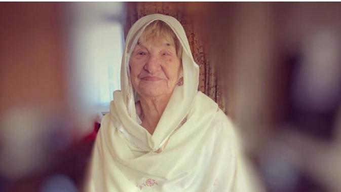 Nenek berusia 85 tahun ini mualaf karena suka dengar suara azan. (Sumber: Instagram/@mariam_revert)