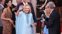 Hillary Clinton berpose untuk fotografer setibanya pada pemutaran perdana film 'White Noise' dan upacara pembukaan Venice Film Festival ke-79 di Venesia, Italia, 31 Agustus 2022. Hillary telah menghabiskan lebih banyak waktu di industri hiburan akhir-akhir ini, menjelang pemutaran perdana serial dokumenternya Gutsy. (Photo by Vianney Le Caer/Invision/AP)