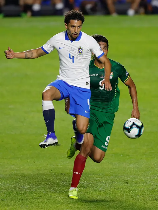 Gelandang Brasil, Marquinho berusaha mengontrol bola dari kawalan pemain Bolivia Marcelo Martins Moreno selama pertandingan grup A Piala Copa America 2019 di stadion Morumbi di Sao Paulo, Brasil (14/6/2019). Brasil menang telak 3-0 atas Bolivia. (AP Photo/Nelson Antoine)