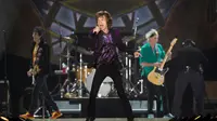 Grup musik legendaris asal Inggris, Rolling Stones, menggelar konser pertama mereka di Hayarkon Park, Tel Aviv, Israel, (4/6/2014). (REUTERS/Baz Ratner)