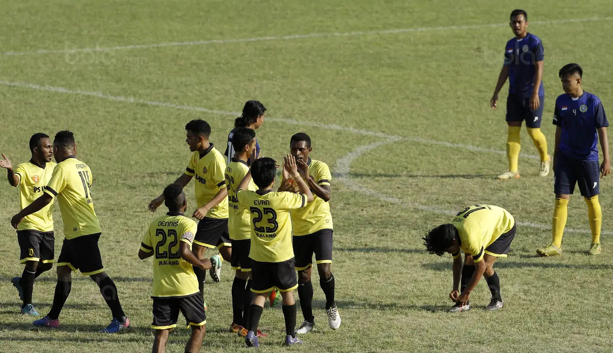 Pemain Universitas Merdeka (Unmer) merayakan kemenangan atas Universitas Narotama pada laga Torabika Campus Cup 2017 di Stadion Universitas Negeri Malang, Selasa, (31/10/2017). Unmer Menang 3-0 atas Universitas Narotama. (Bola.com/M Iqbal Ichsan)