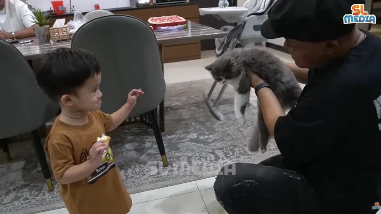 Dengan gayanya yang lucu, Adzam tampak mencari Abu yang sedang bersembunyi di salah satu sudut rumahnya.<br>
