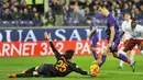 Pemain Fiorentina, Nikola Kalinic (kanan) berusaha menaklukkan kiper  Roma, Wojciech Szczesny, dalam lanjutan Serie A Italia di Stadion Artemio Franchi, Florence, Senin (26/10/2015) dini hari WIB. (EPA/Maurizio Degl'Innocenti)