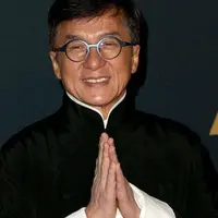 Pengakuan anak perempuan Jackie Chan ini memang cukup menggeparkan. Dalam unggahannya Etta Ng dan teman perempuannya mencantumkan tagar “#lgbtqai #lgbt #lesbian #androgynous”. (Instagram/eyeofjackiechan)