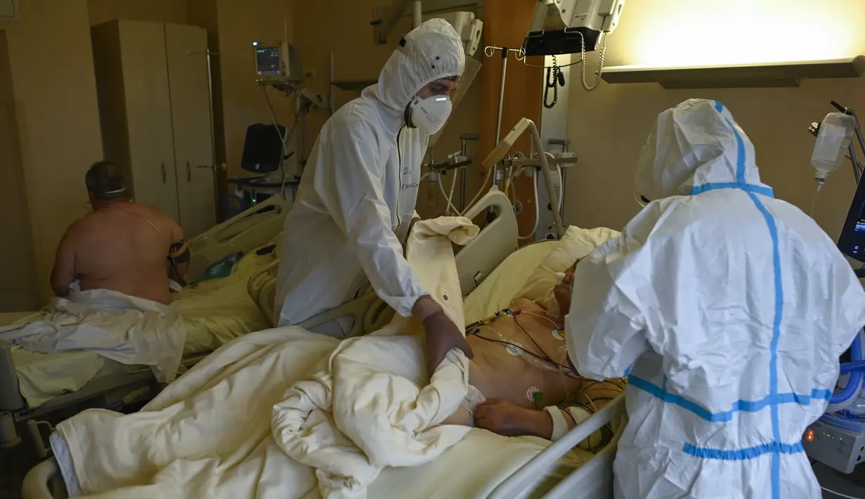 Dokter merawat pasien Covid-19 di ICU Rumah Sakit Lozenets di Sofia, Selasa (9/11/2021). Pemerintah Bulgaria mencatat rekor kematian harian Covid-19 pada Selasa saat negara dengan jumlah penerima vaksin paling sedikit di Uni Eropa itu menghadapi gelombang keempat pandemi. (Nikolay DOYCHINOV/AFP)
