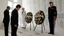 Presiden AS, Barack Obama dan PM Jepang, Shinzo Abe menundukan kepala saat upacara peletakan karangan bunga di atas kapal USS Arizona Memorial Perang Dunia II di Joint Base Pearl Harbor-Hickam, Hawaii, (27/12). (REUTERS/Kevin Lamarque)