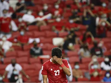 Reaksi penyerang Timnas Indonesia Dedik Setiawan saat melawan Timnas Thailand Bordin Phala dalam pertandingan Babak Final Leg 1 Piala AFF 2020 di National Stadium, Singapura, Rabu (29/12/2021). Skuat Garuda menyerah 0-4 dari Thailand (AP Photo/Suhaimi Abdullah)