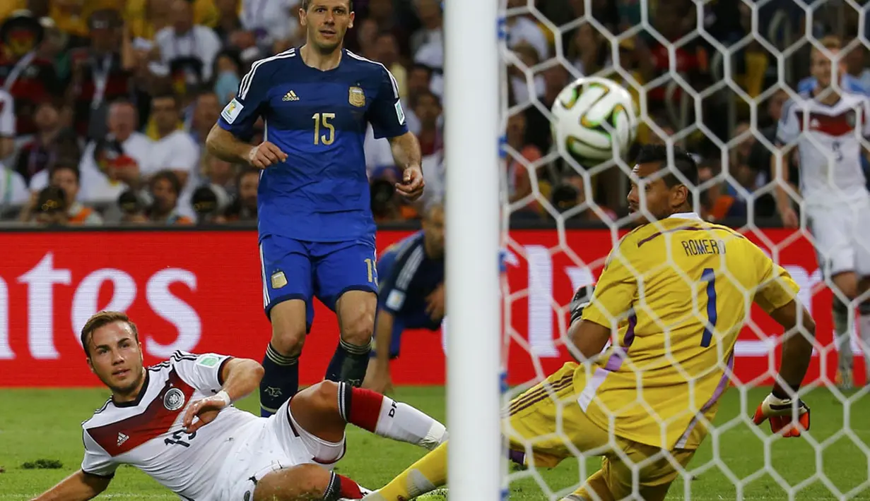 Sepakan keras pemain tengah Timnas Jerman, Mario Goetze (kiri - bawah) di menit 113 tidak mampu dibendung penjaga gawang Argentina, Sergio Romero (kanan), (14/7/2014). (REUTERS/Kai Pfaffenbach)