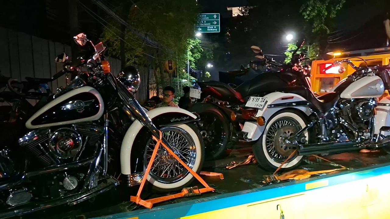 Usai Geledah Rumah Silmy Karim, KPK Sita Mobil, Motor Harley Davidson dan Sepeda