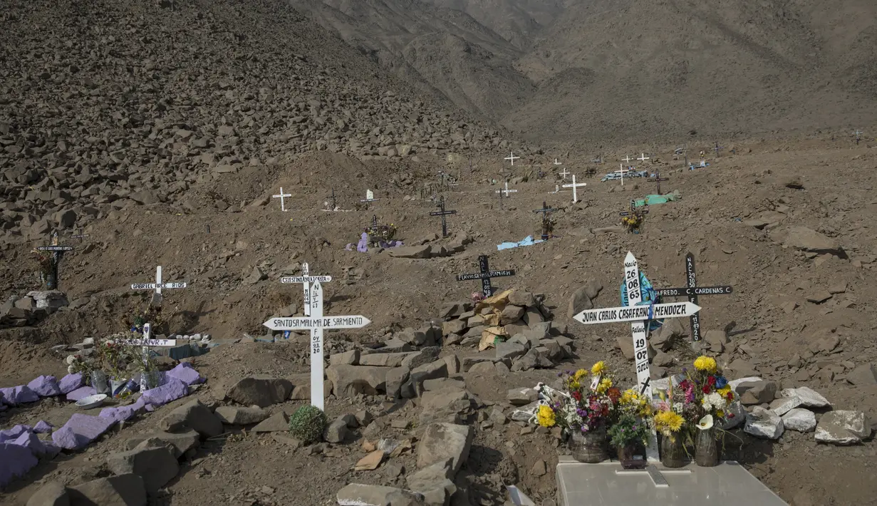 Makam orang yang meninggal akibat komplikasi COVID-19 terlihat di sebuah pemakaman, Carabayllo, Lima, Peru, Selasa (25/8/2020). Total kasus COVID-19 di Peru mencapai 600 ribu dengan 407 ribu sembuh dan 27.813 wafat. (AP Photo/Rodrigo Abd)
