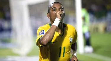 Brazilian striker Robinho celebrates after scoring against Paraguay during their FIFA World Cup South Africa 2010 qualifier match at Arruda stadium in Recife, Brazil on June 10, 2009. AFP PHOTO/ANTONIO SCORZA
