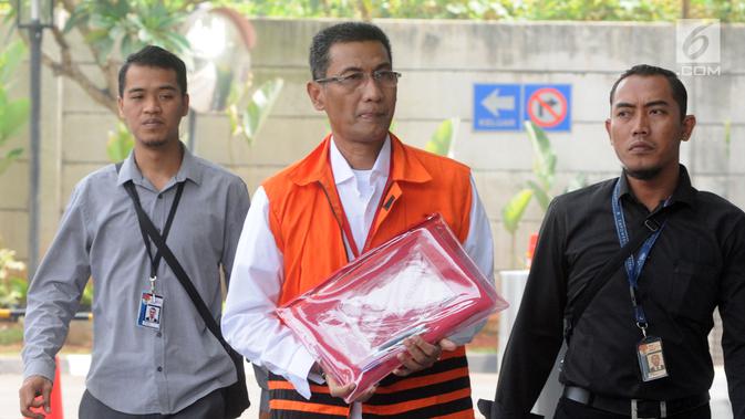 Bupati Kudus Muhammad Tamzil dikawal dua petugas akan menjalani pemeriksaan olanjutan di Gedung KPK, Jakarta, Selasa (3/9/2019). Muhammad Tamzil diperiksa sebagai tersangka terkait kasus suap pengisian jabatan perangkat daerah Kabupaten Kudus tahun 2019. (merdeka.com/Dwi Narwoko)