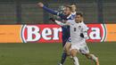 Gelandang Italia, Nicolo Barella berebut bola dengan pemain Bosnia-Herzegovina, Stipe Loncar pada pertandingan UEFA Nations League di Grbavica Stadium, Sarajevo Bosnia, Rabu (18/11/2020). Italia menang 2-0 atas Bosnia-Herzegovina. (AP Photo / Kemal Softic)