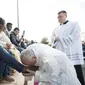 Jelang Paskah, Paus Fransiskus mencium kaki muslim. Ia juga mengecam aksi bom di Brusel, Belgia.