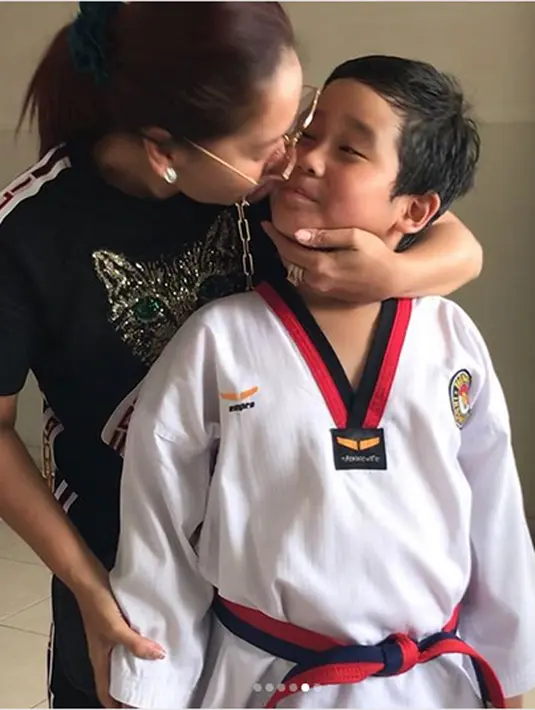 Meski bisa memilih makanan di hotel bintang lima atau restoran, tapi dalam beberapa unggahan fotonya, penyanyi asal Pasuruan itu terlihat cuek makan di pinggir jalan. (Instagram/inul.d)