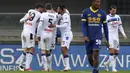 Pemain Atalanta merayakan gol yang dicetak oleh Mateo Retegui dalam laga lanjutan Liga Italia 2024/2025 melawan Hellas Verona di Marcantonio Bentegodi Stadium, Verona, Italia, Sabtu (09/02/2025). (AP Photo/LaPresse/Paola Garbuio)