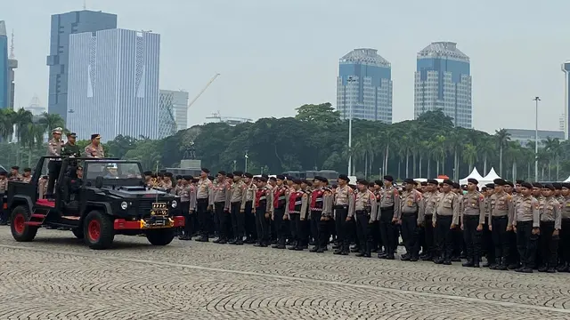 Kapolri Jenderal Listyo Sigit Prabowo memimpin Apel Gelar Pasukan Operasi Ketupat 2024 di Monas, Jakarta Pusat, (3/4/2024).