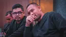 Bambang Pamungkas (kiri) dan Andritany Ardhiyasa sedang membicarakan sesuatu di dalam acara perayaan Hari Ulang Tahun Persija ke-96 di Trinity Tower, Jakarta, Kamis (28/11/2024). (Bola.com/Abdul Aziz)
