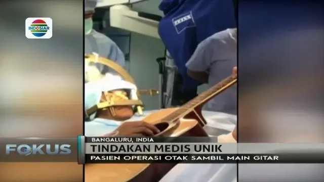 Sambil memetik gitarnya di meja bedah, Prasad dapat merespon langsung perbaikan yang dilakukan para dokter.