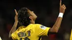 Pemain PSG, Neymar merayakan golnya ke gawang Guingamp pada laga perdana Ligue 1 Prancis di Roudourou stadium, Guingamp, (13/8/2017). PSG menang 3-0. (AP/Kamil Zihnioglu)