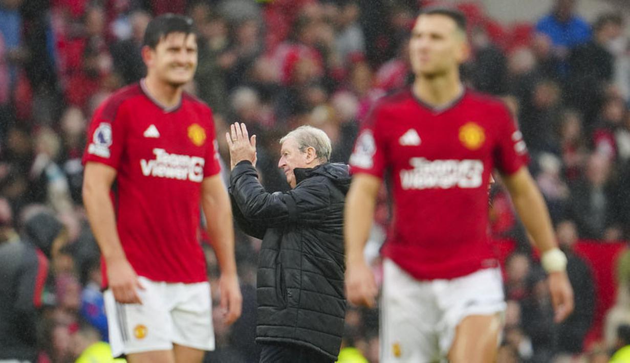 Pelatih Crystal Palace, Roy Hodgson, memberikan aplaus setelah anak asuhnya berhasil menaklukkan Manchester United pada laga Liga Inggris di Stadion Old Trafford, Minggu (1/10/2023). Mu takluk dengan skor 0-1. (AP Photo/Jon Super)