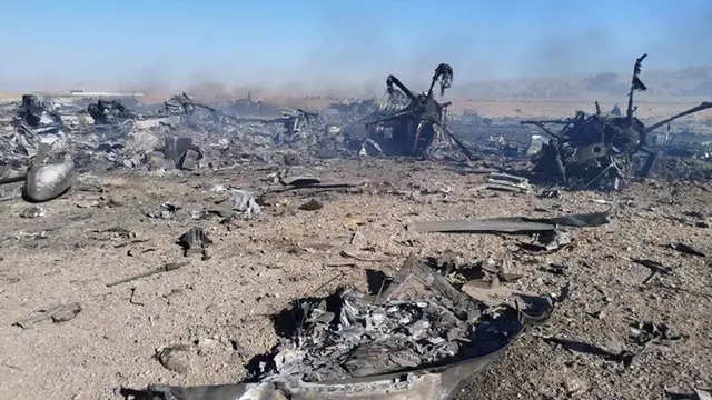 Puing-puing terlihat di lokasi yang diklaim televisi pemerintah Iran sebagai tempat jatuhnya pesawat transportasi militer AS dan dua helikopter yang terlibat dalam operasi penyelamatan di Provinsi Isfahan, Iran, April 2026.
