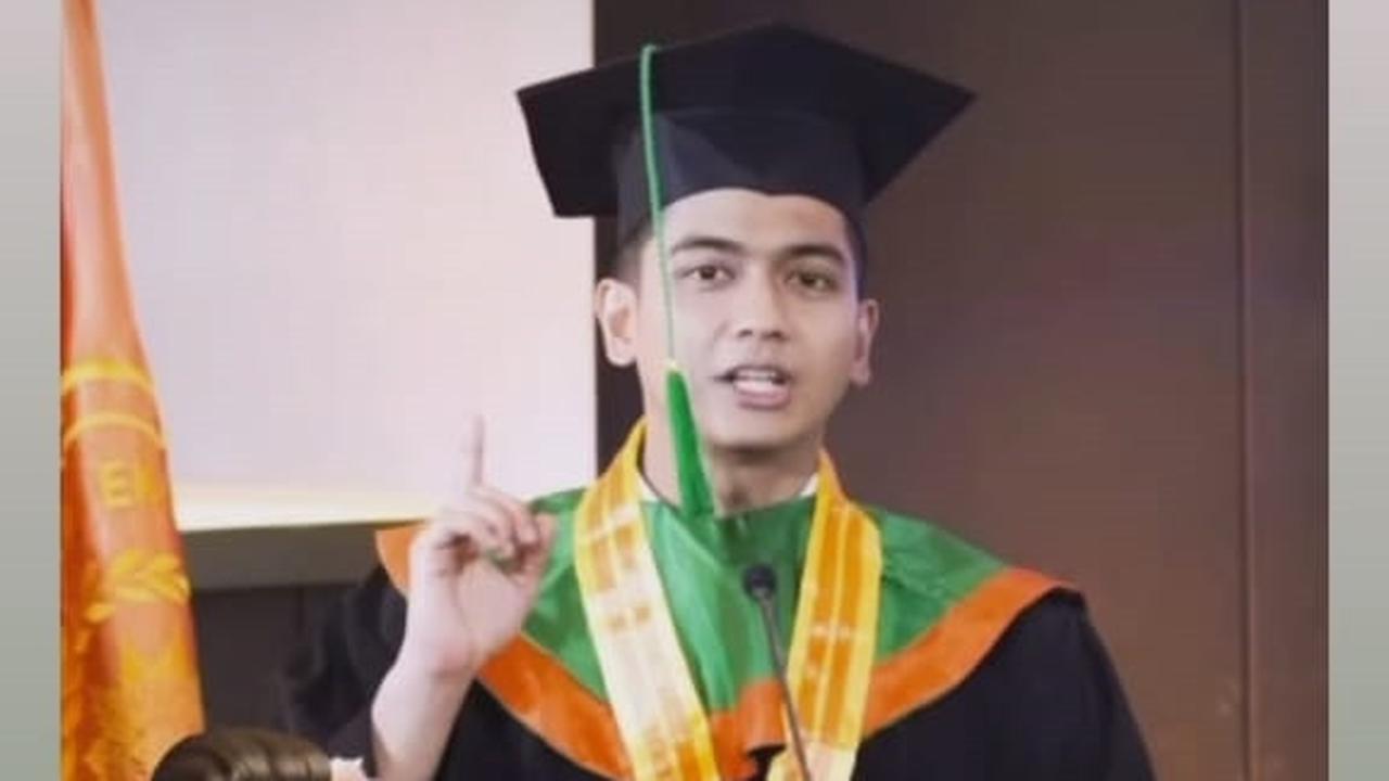 "Sedih lah pasti, karena istri saya saat ini nggak ada, karena kerja. Jadi saya mohon doanya aja untuk kelancaran semuanya,"